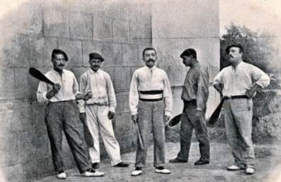 Julien Viaud, dit Pierre Loti au fronton de Hendaye. Il porte une cinta bicolore. Julien Viaud, Pierre Loti deitua Hendaiako frontoian. Kolore biko zinta darama. Fonds Arramendy bilduma. @ Musée Basque et de l'histoire de Bayonne - Baionako Euskal Museoa.