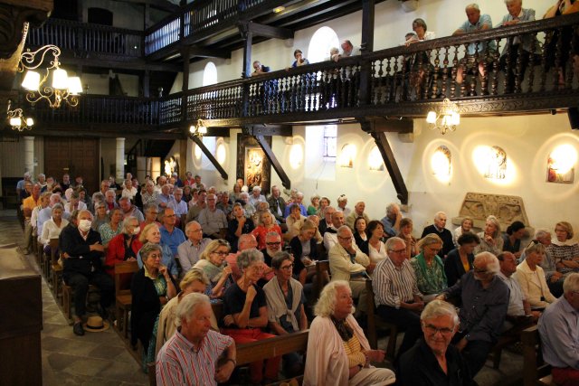 L'assemblée présente dans l'église d'Arcangues