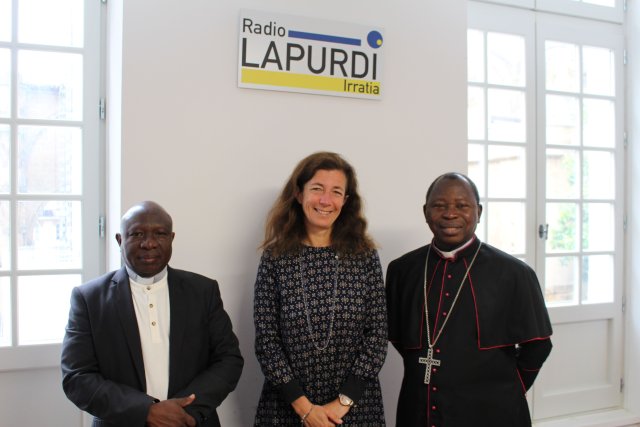 Mgr Tonga accompagné du Père Jonas en présence de Violaine Ricour-Dumas dans les studios de Radio Lapurdi Irratia